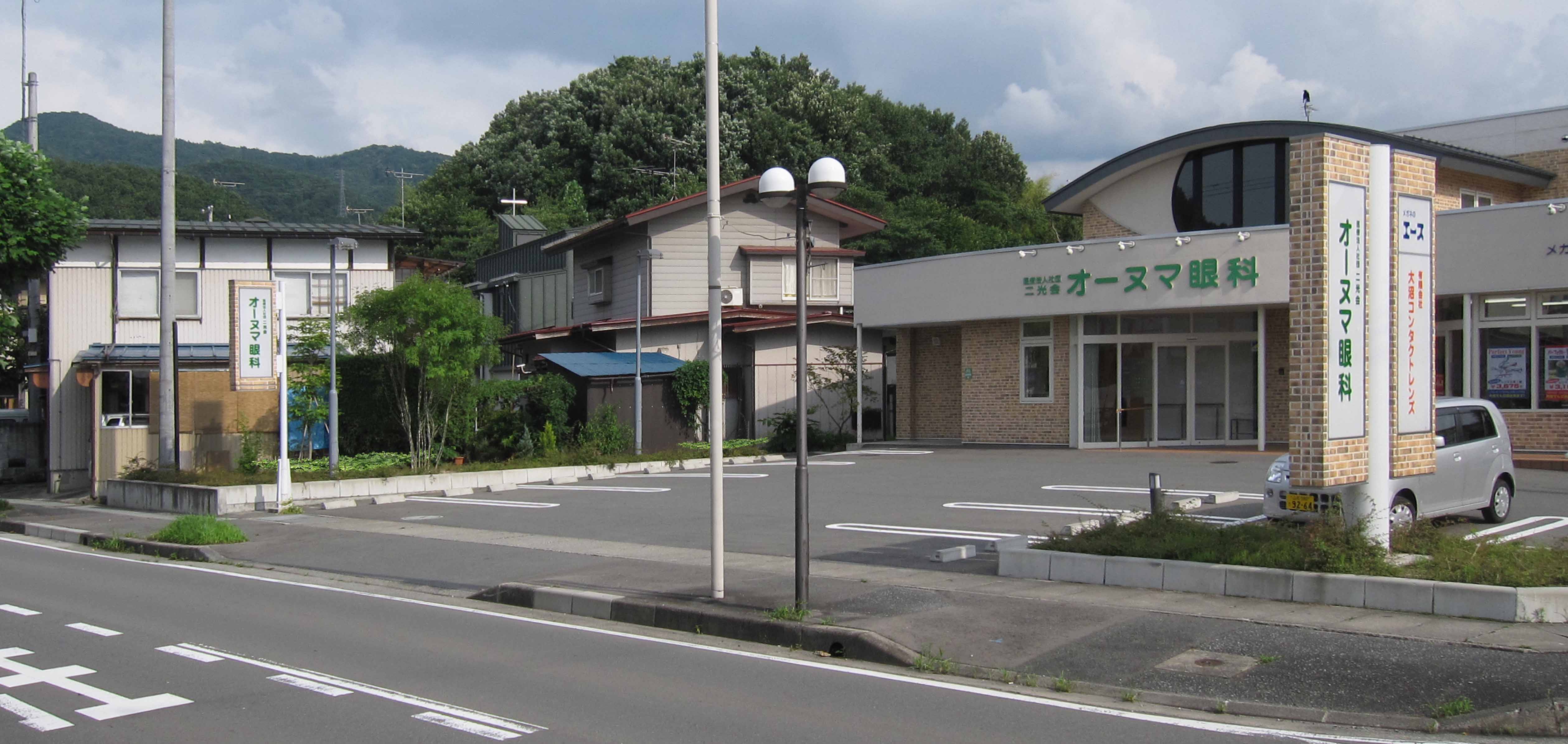 
    医療法において、医療提供施設は主に「病院」と「診療所（クリニック）」に分類されます。根拠法は医療法（昭和23年法律第205号）です。 
1. 病院
20床（入院患者用のベッド）以上の入院施設を持つものを指します（医療法第1条の5第1項）。
特定機能病院: 高度な医療の提供、技術開発、研修を行う（例：大学病院）。
地域医療支援病院: かかりつけ医からの紹介患者への医療提供や、医療機器の共同利用を行う。
臨床研究中核病院: 日本発の革新的な医薬品・医療機器開発のための臨床研究を牽引する。 
2. 診療所（クリニック・医院）
患者を入院させるための施設を有しないもの、または19床以下の入院施設を持つものを指します（医療法第1条の5第2項）。 
一般診療所: 医師が診察を行う。
歯科診療所: 歯科医師が診察を行う。 
3. その他の分類（機能別）
入院病床の種類により、以下の4つの区分が法的（医療法第30条の13）に定められています。
高度急性期: 救急や高度な手術を必要とする状態。
急性期: 急性疾患や手術後の全身管理が必要な状態。
回復期: 容態安定後のリハビリテーションが必要な状態。
慢性期: 長期にわたり療養が必要な状態。 
医療機関のより詳細な情報は、厚生労働省の医療法に関する案内ページで確認できます。
    
    