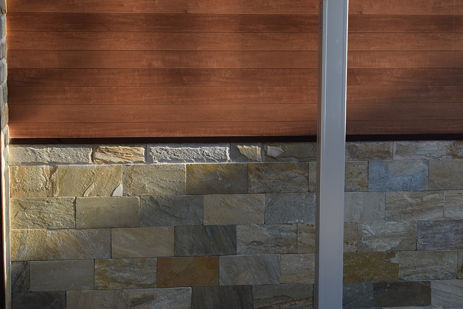 板塀と自然石の石積みイメージ