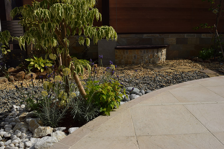 英国産の琥珀色の砂利の風景